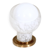 Lampe de table postmoderne en laiton et verre soufflé sphérique par Mazzega, Italie