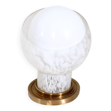 Lampe de table postmoderne en laiton et verre soufflé sphérique par Mazzega, Italie