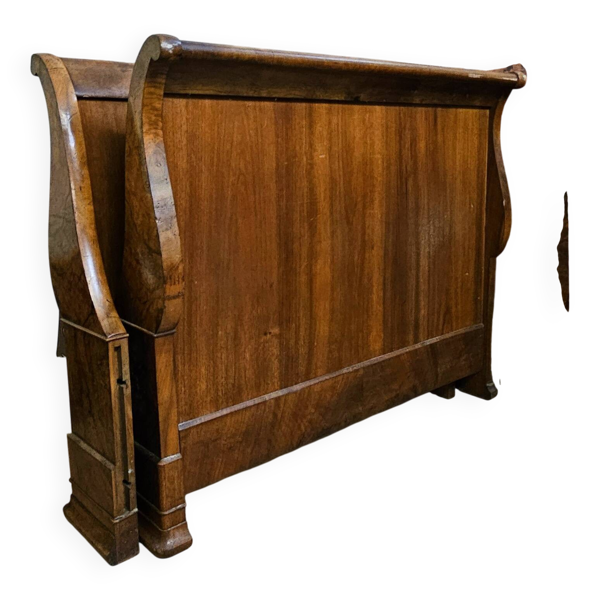 Lit bateau en ronce de noyer – Époque Charles X / Restauration / Louis Ph