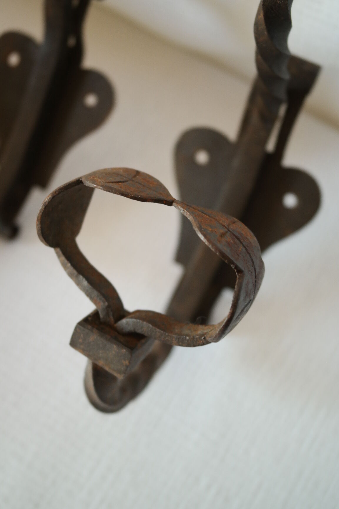 Paire de patères en fer forgé ancienne
