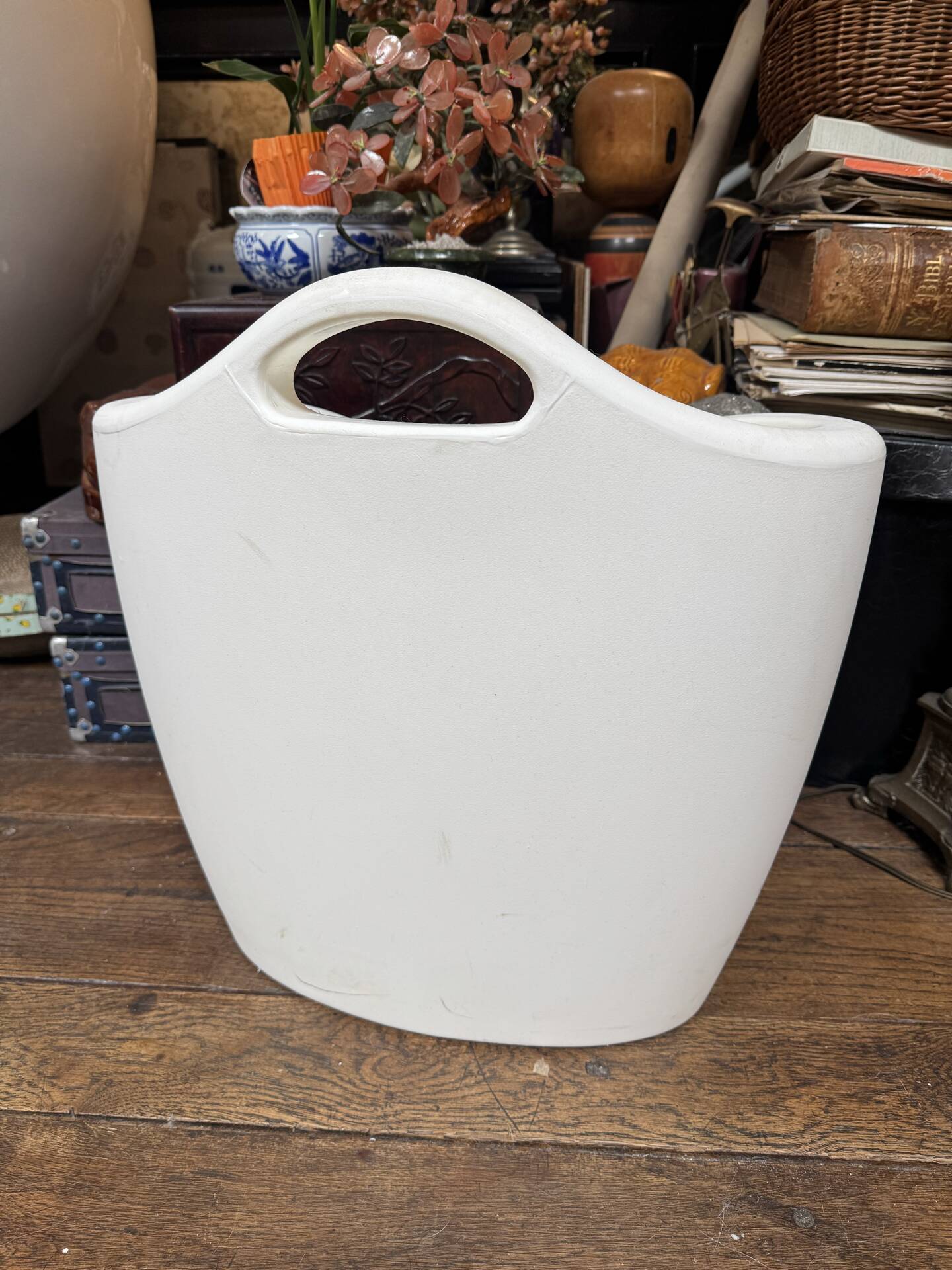 Design magazine rack in milky white by Elie Jacobson