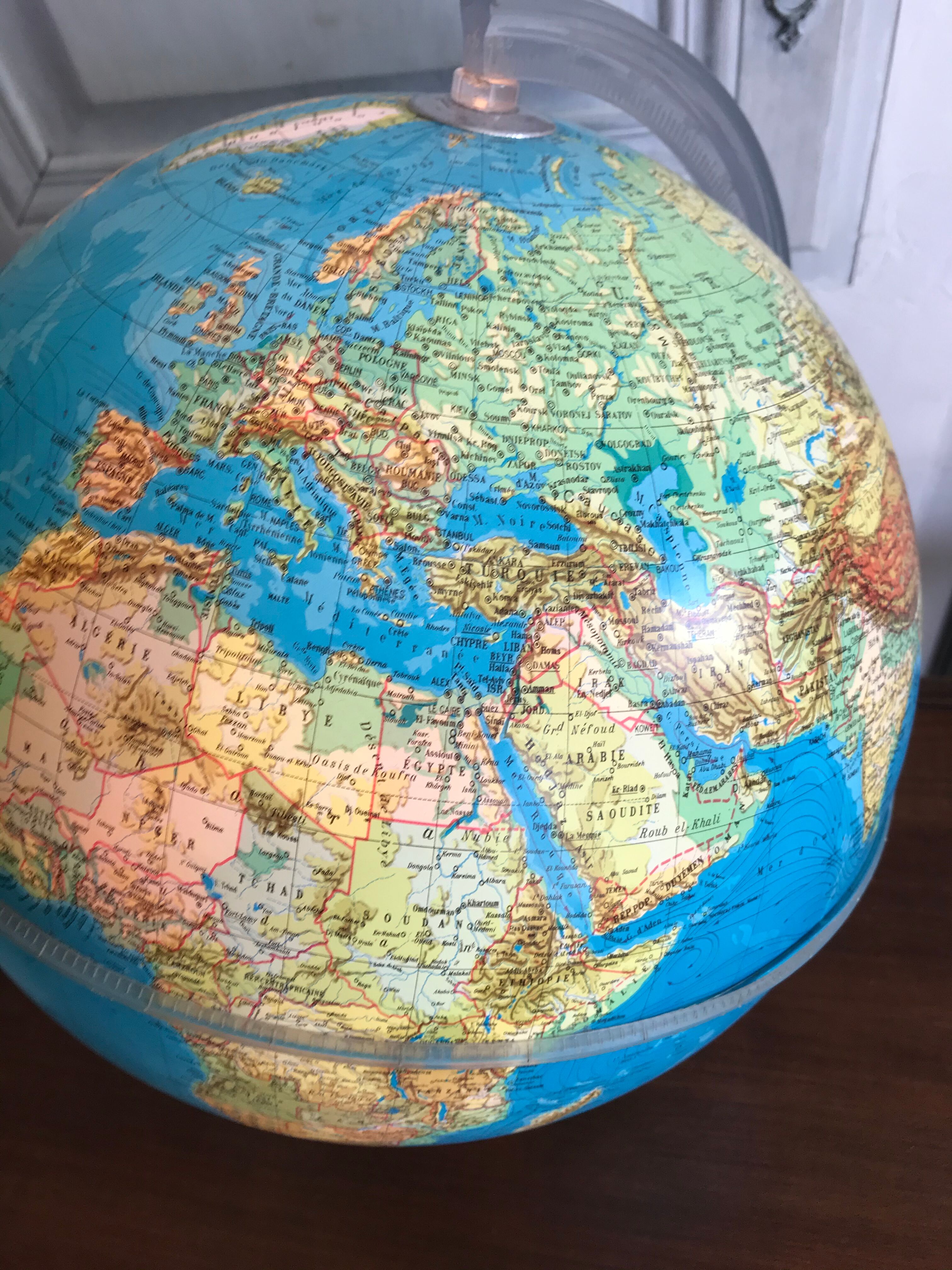 Globe terrestre lumineux vintage