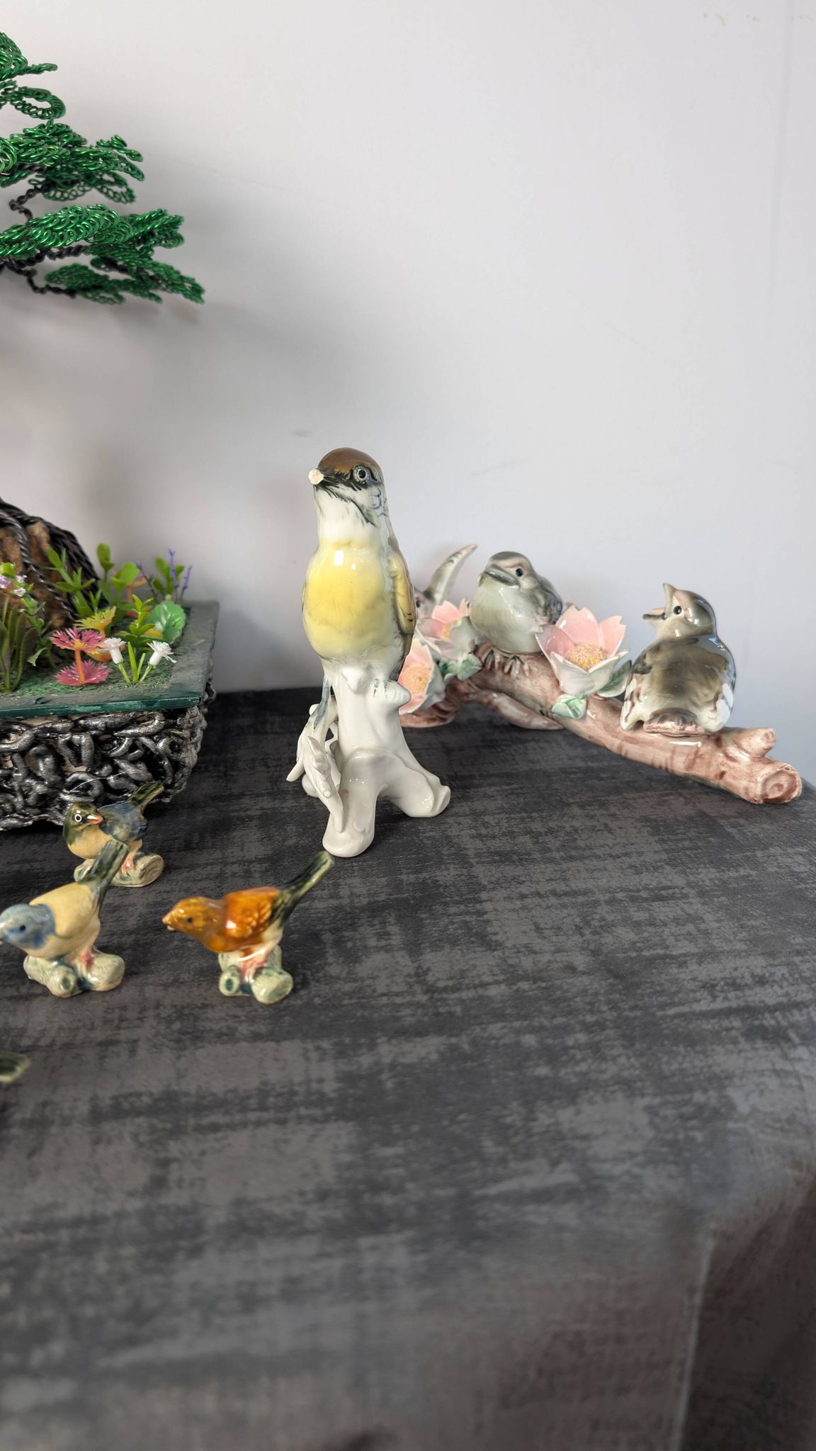 11 oiseaux miniatures en céramique émaillée polychrome