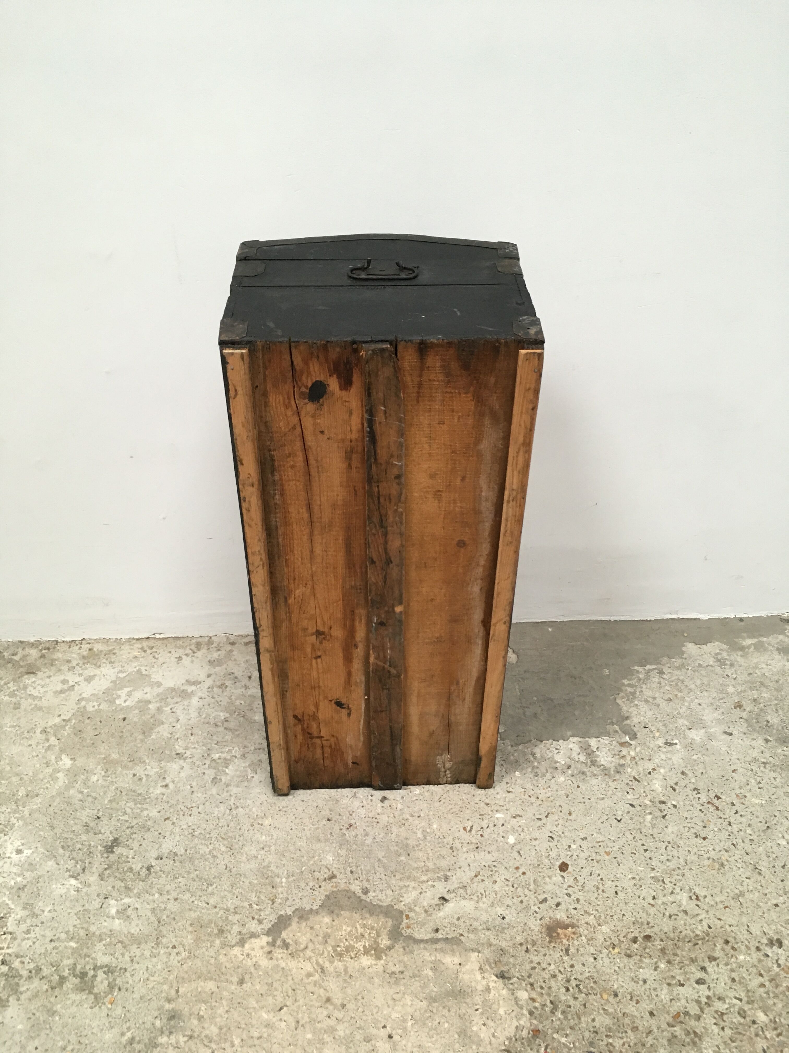 Matte black curved trunk