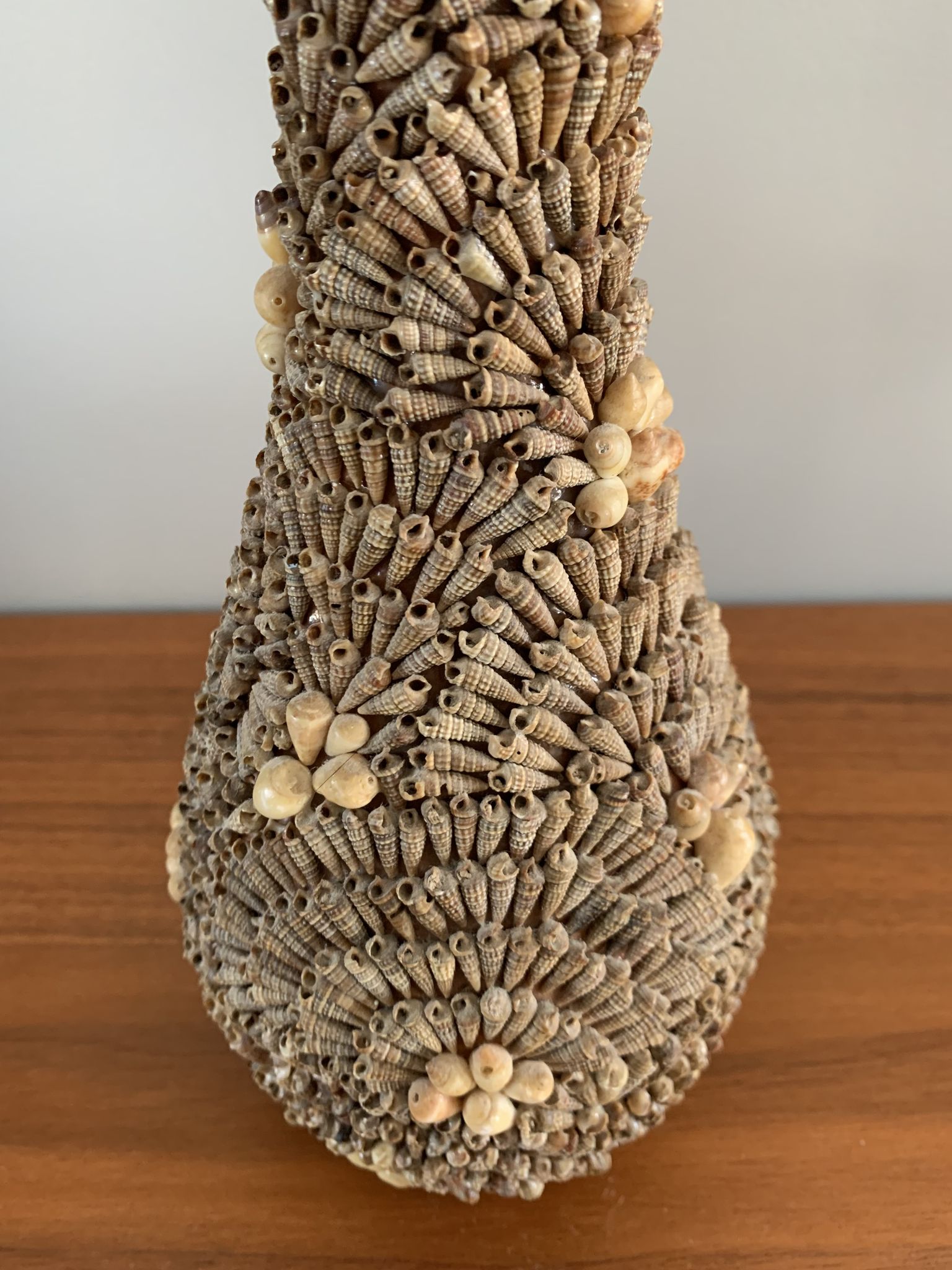 Vase années 60 coquillages collés