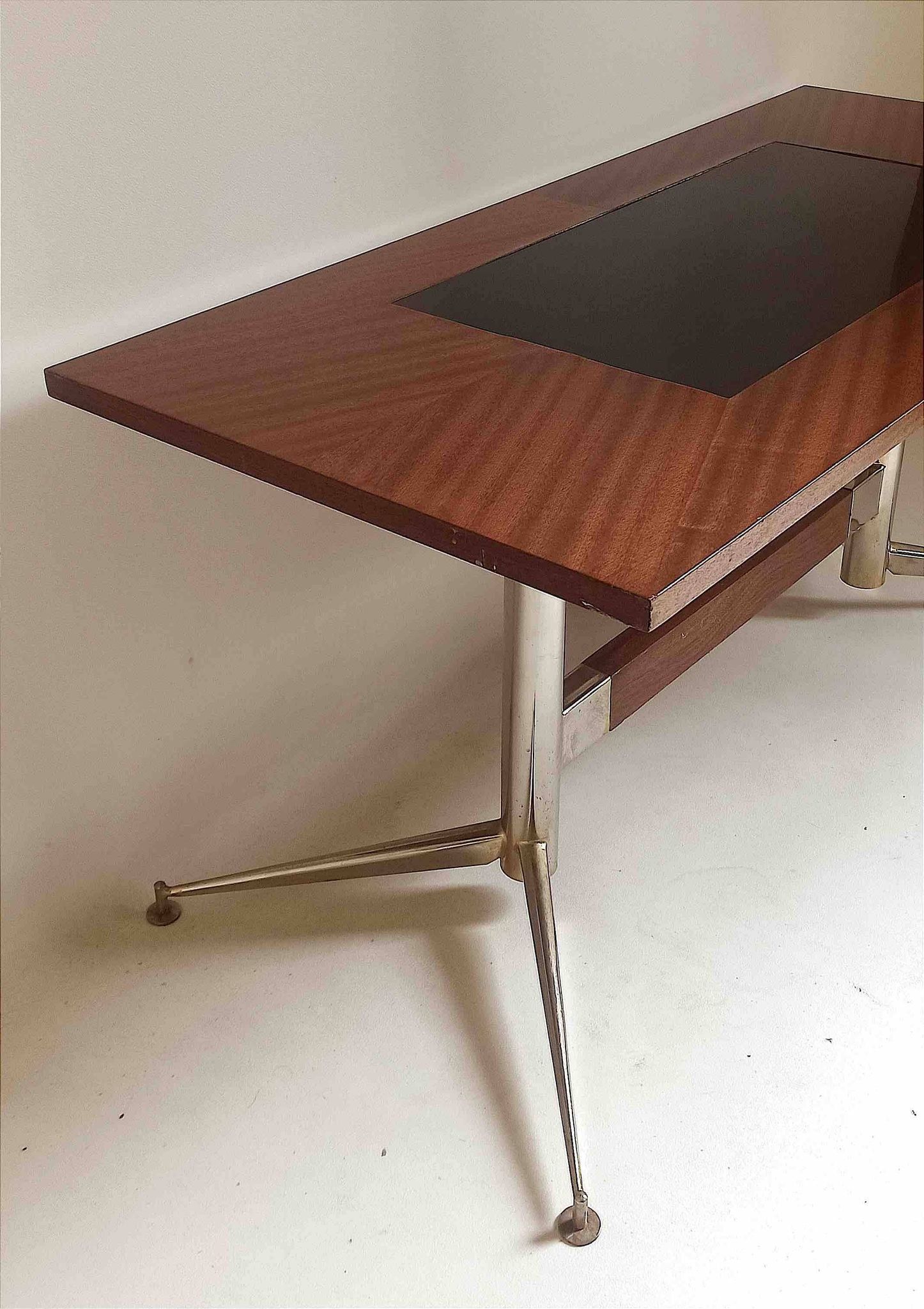Vintage coffee table from the 1950s in mahogany and metal, with a tabletop width of 110 cm.
