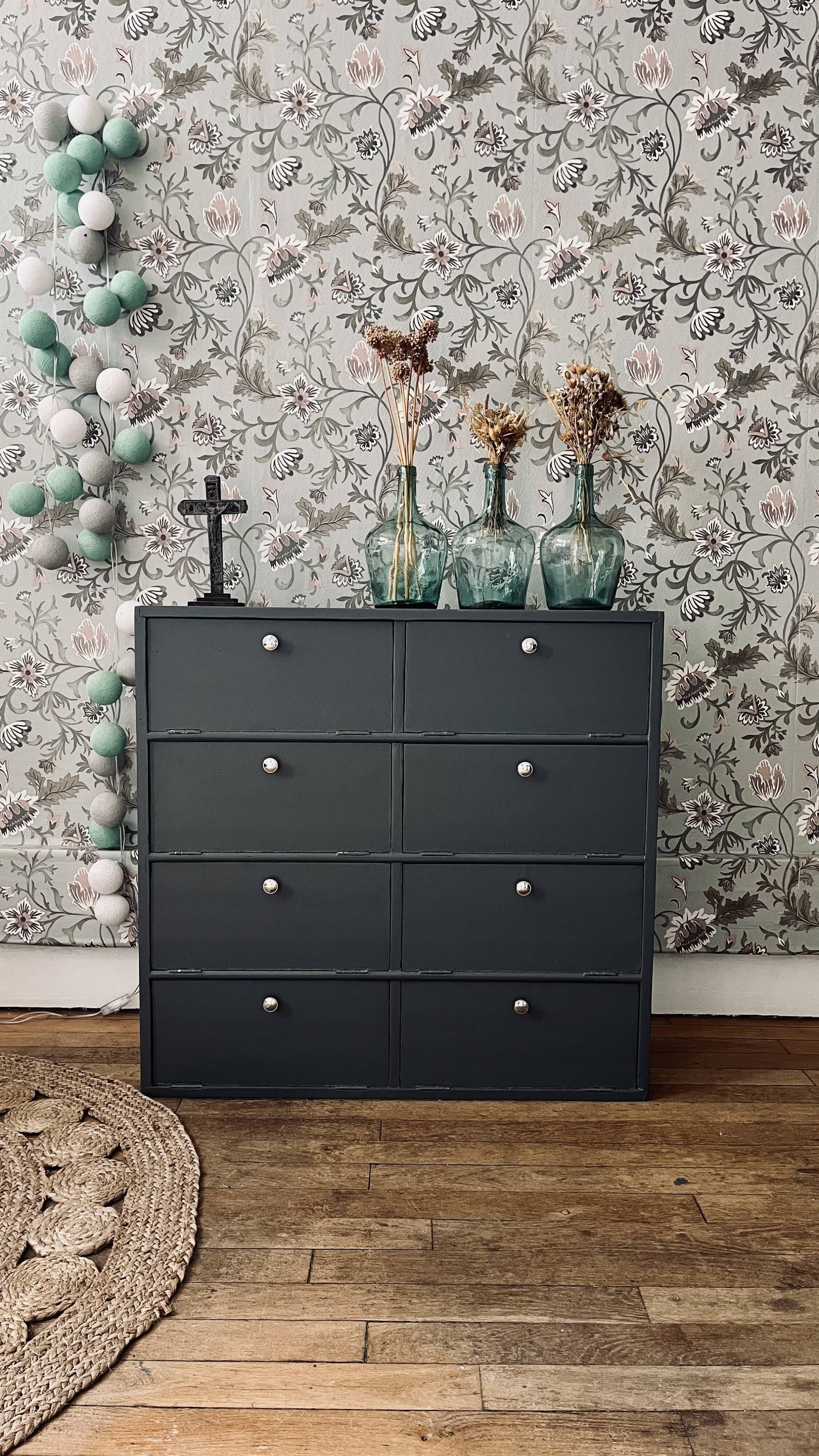 Loom furniture with clamshell lockers