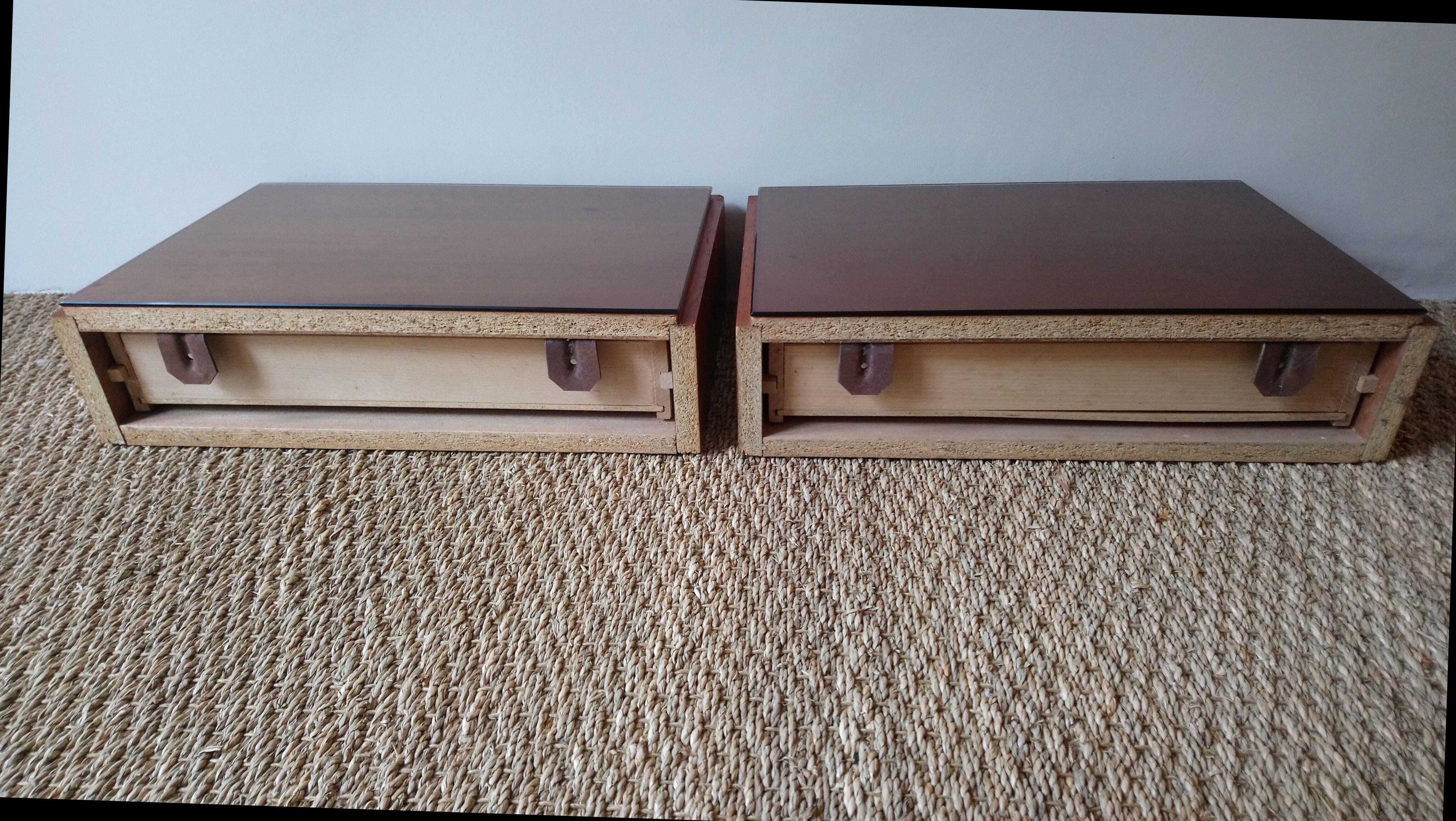 Paire de chevets suspendus scandinaves années 70