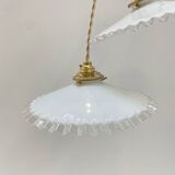 Paire de suspensions en opaline blanche