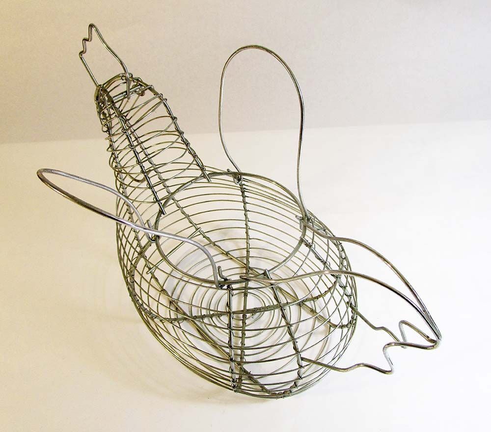 Egg basket made of chrome thread