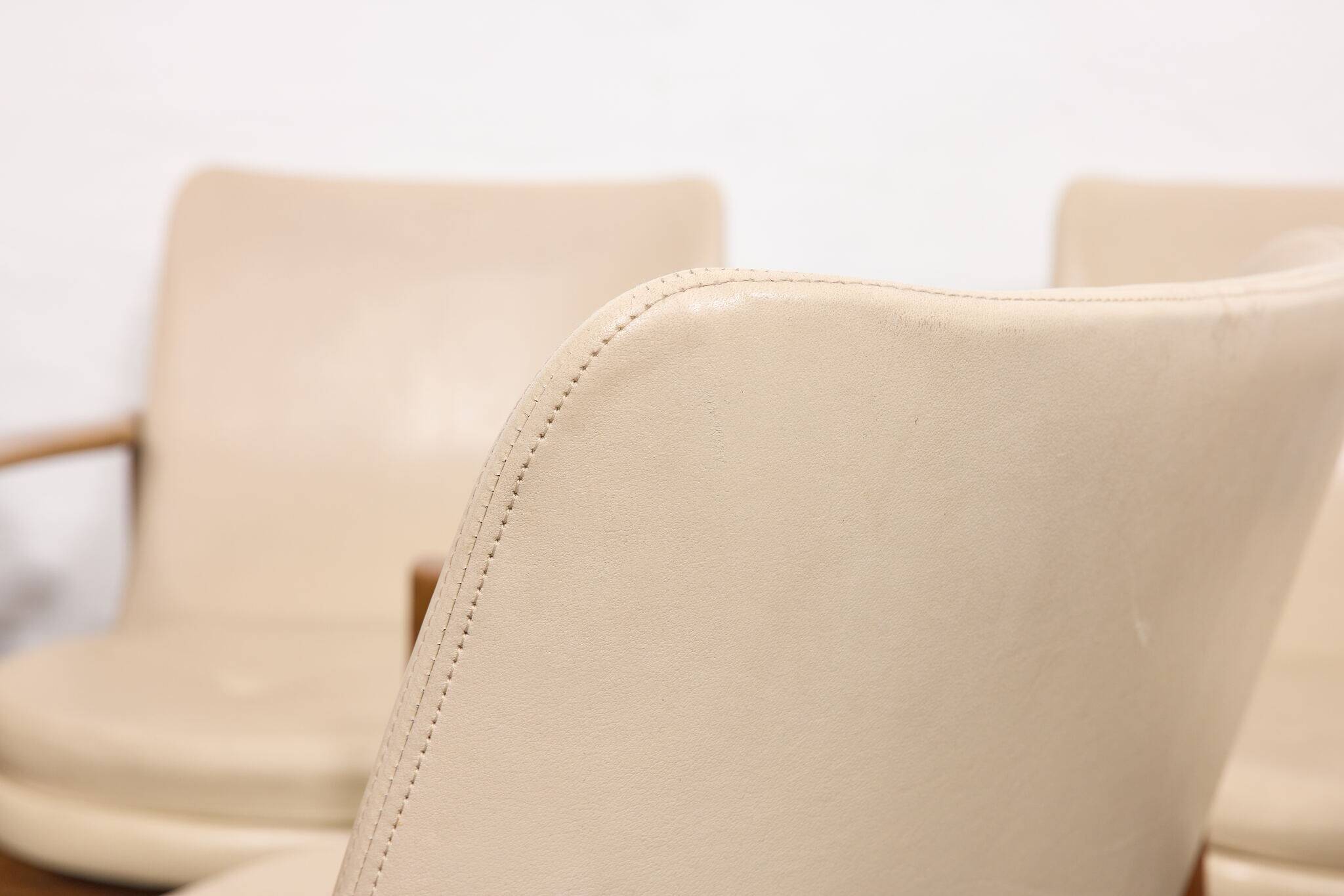 Chaises de salle à manger/conférence vintage avec accoudoirs en noyer et cuir vinyle d'origine b