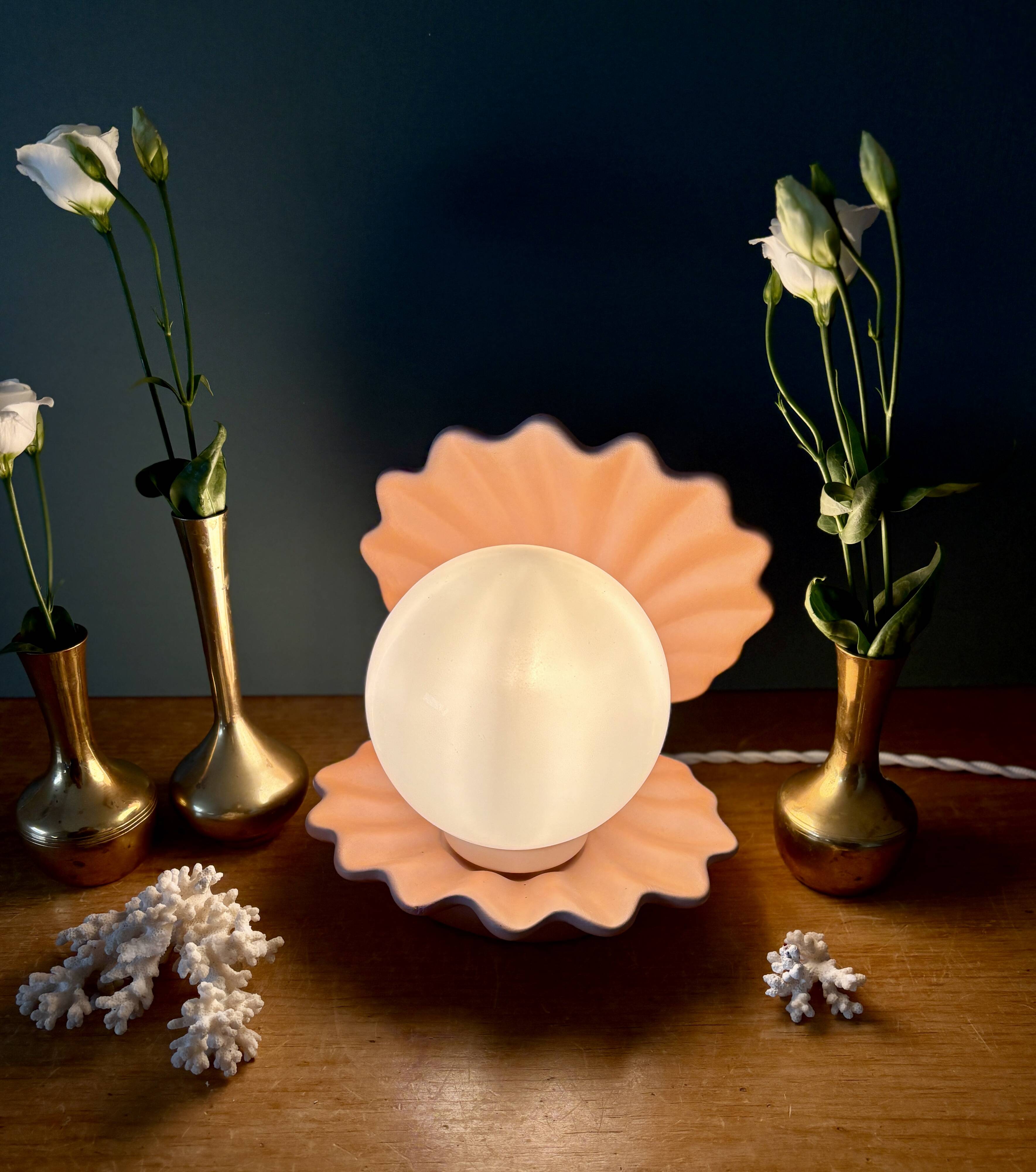 Lampe vintage en forme de coquillage en céramique et opaline.