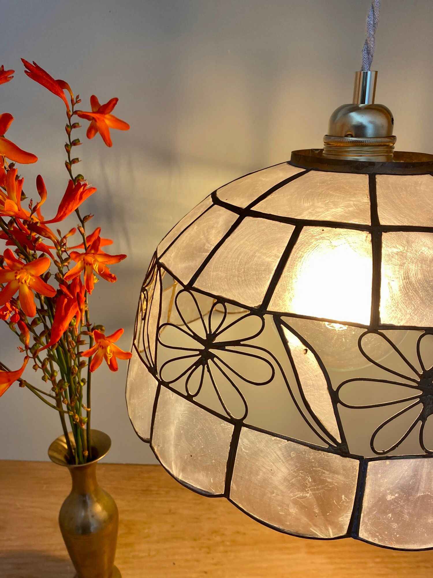 Vintage lampshade suspension in mother-of-pearl and brass