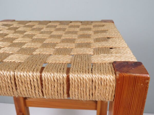 Tabouret vintage en bois avec assise tressée – années 60/70