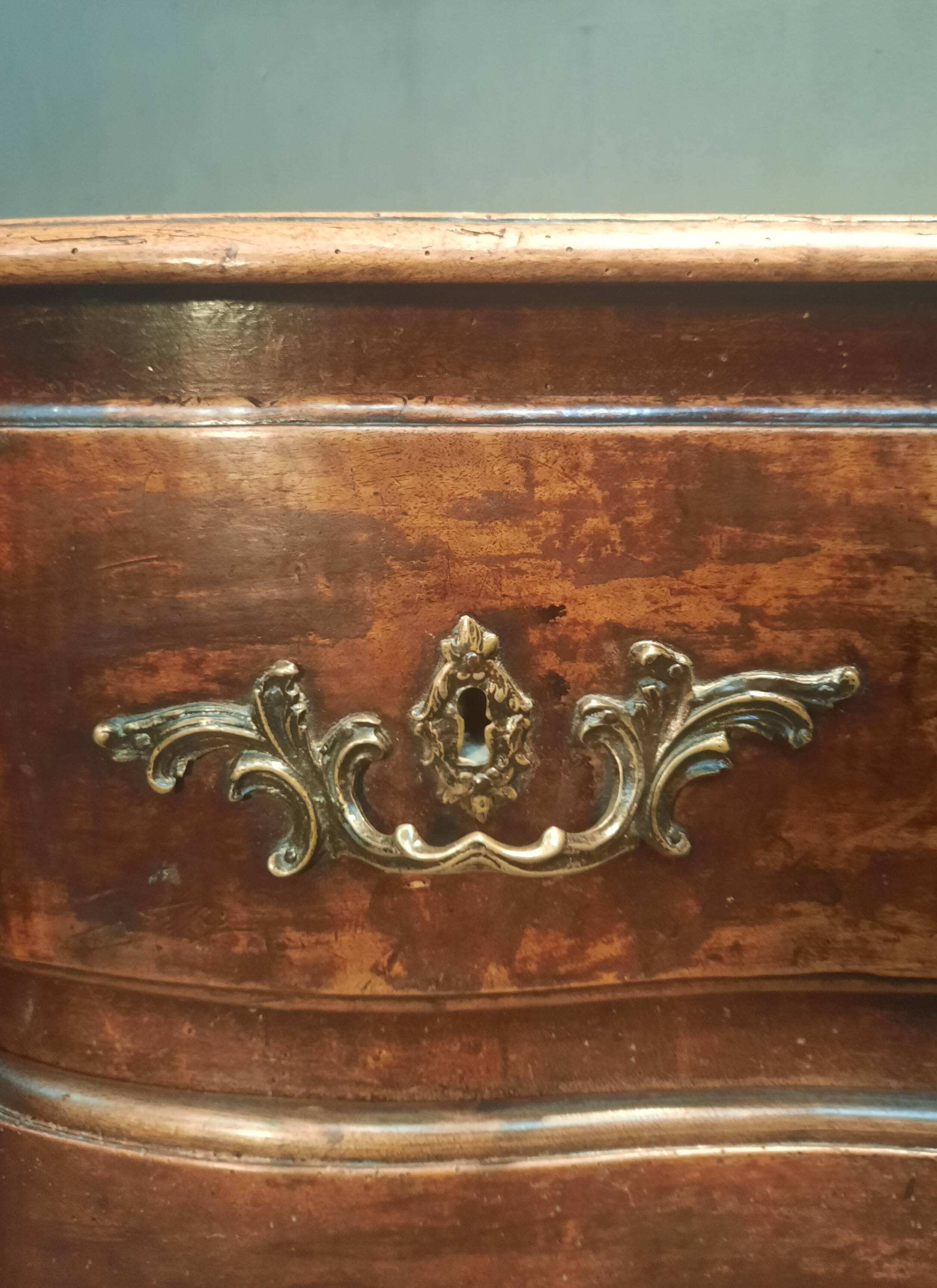 Commode d epoque Louis XV en bois massif