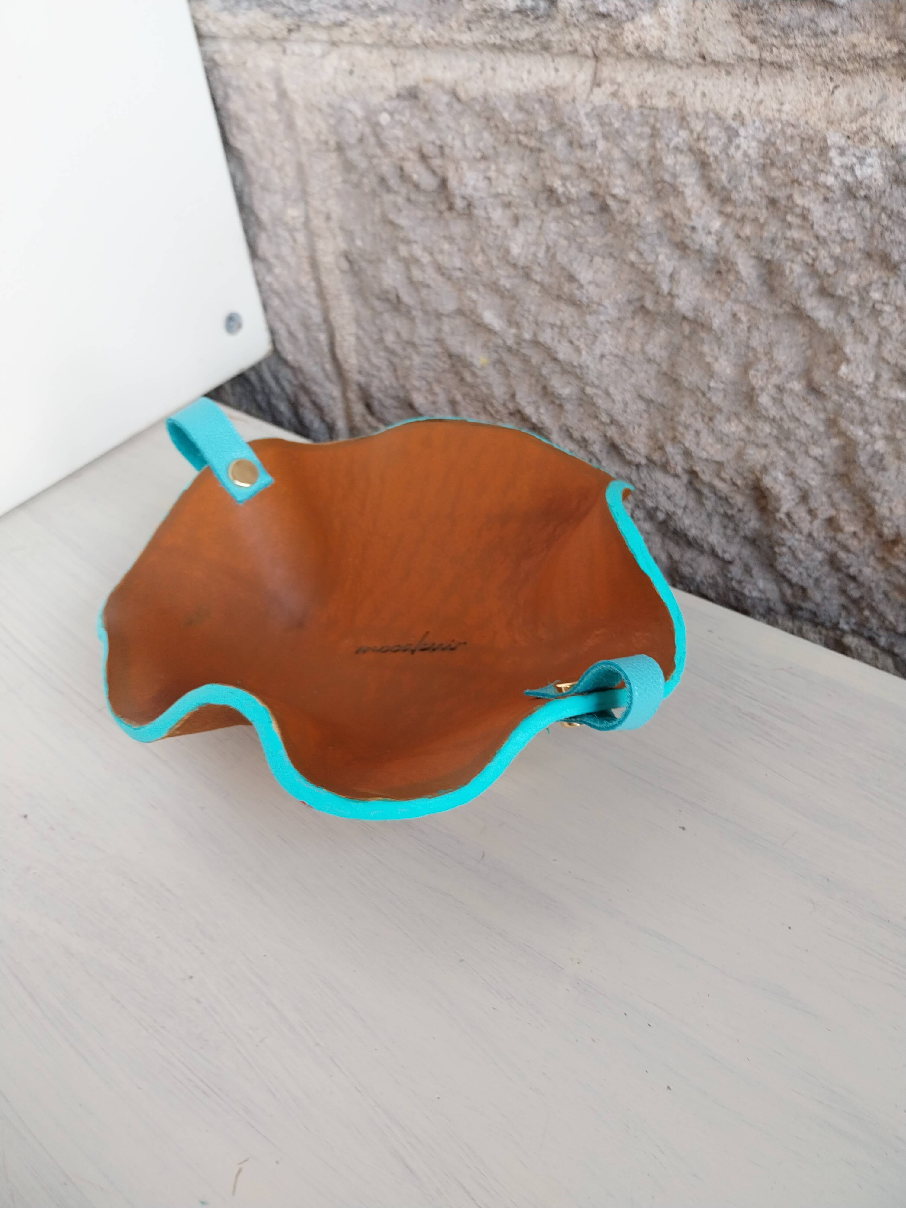 Leather shaped pocket emptier