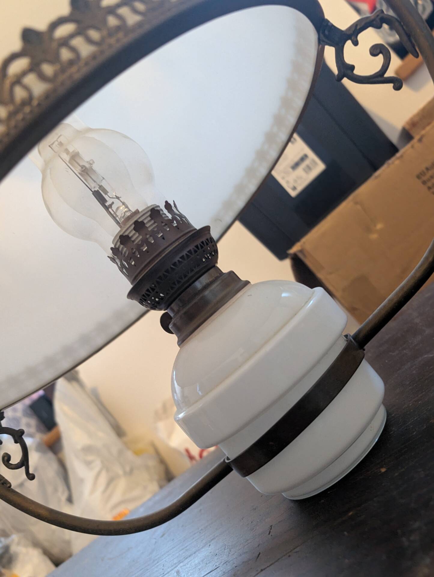 Suspension Lampe à Pétrole Ancienne Opaline Blanche Laiton Fer Forgé S