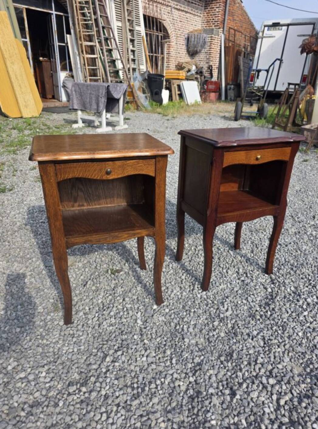 Paire de tables de chevet style Louis XV en chêne