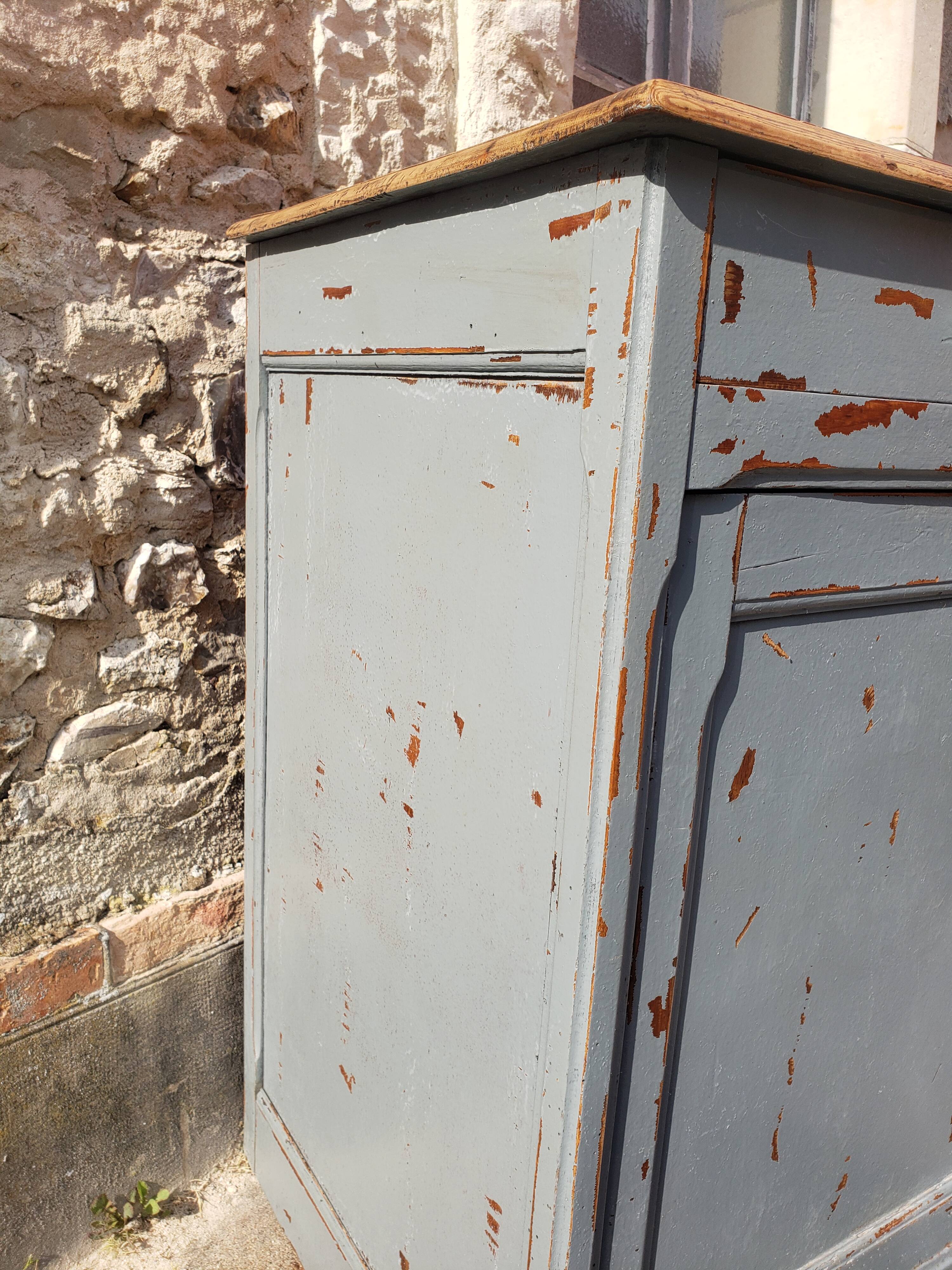 Slate and raw Parisian buffet