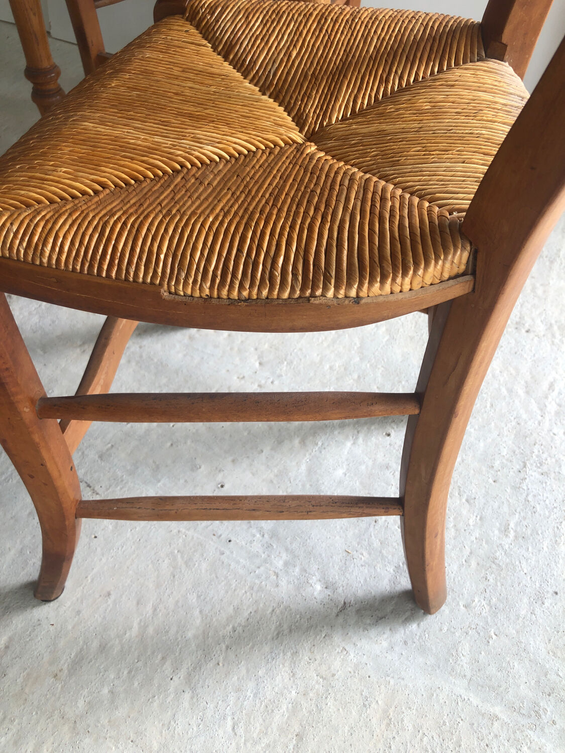 Round wooden table (4/6 people) with 4 straw chairs
