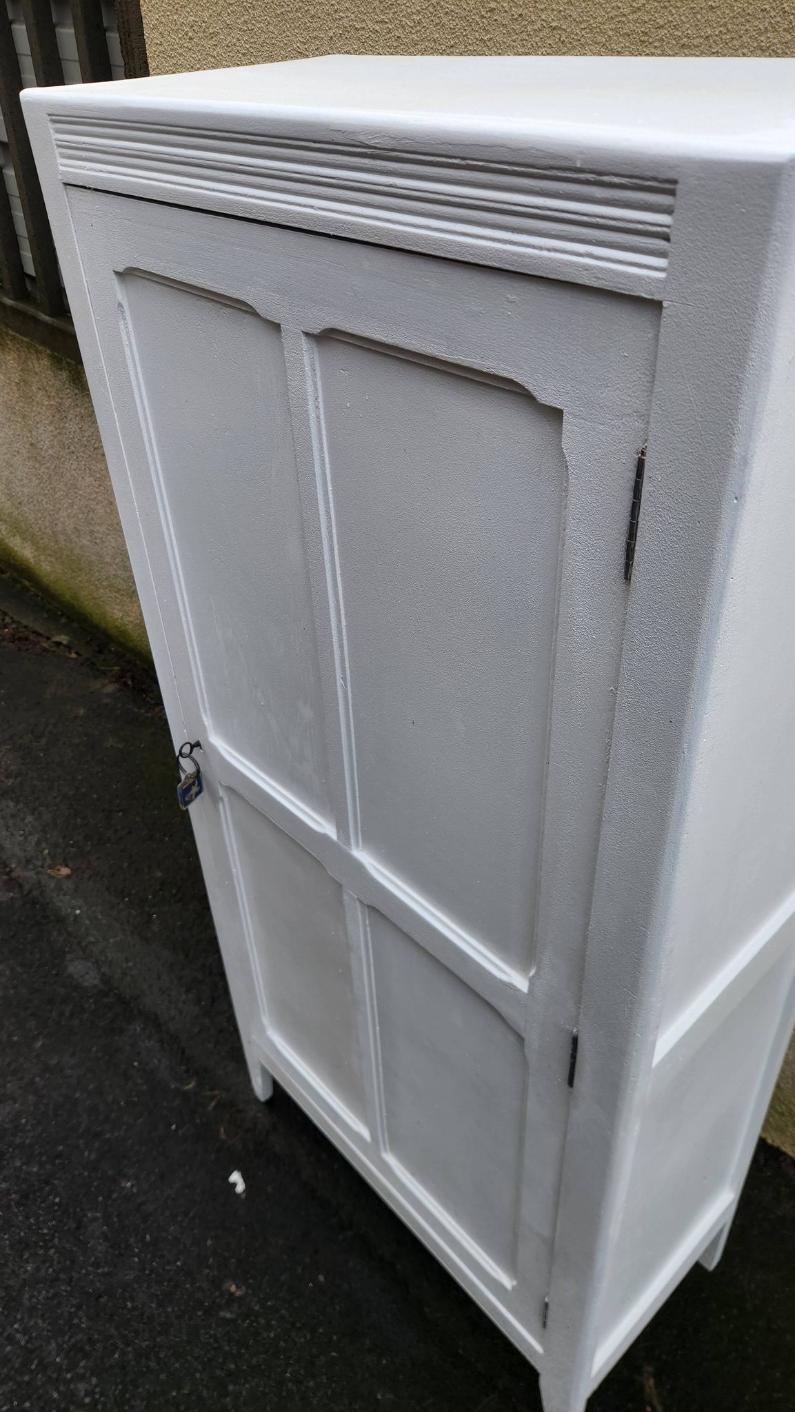 Armoire parisienne en bois blanc