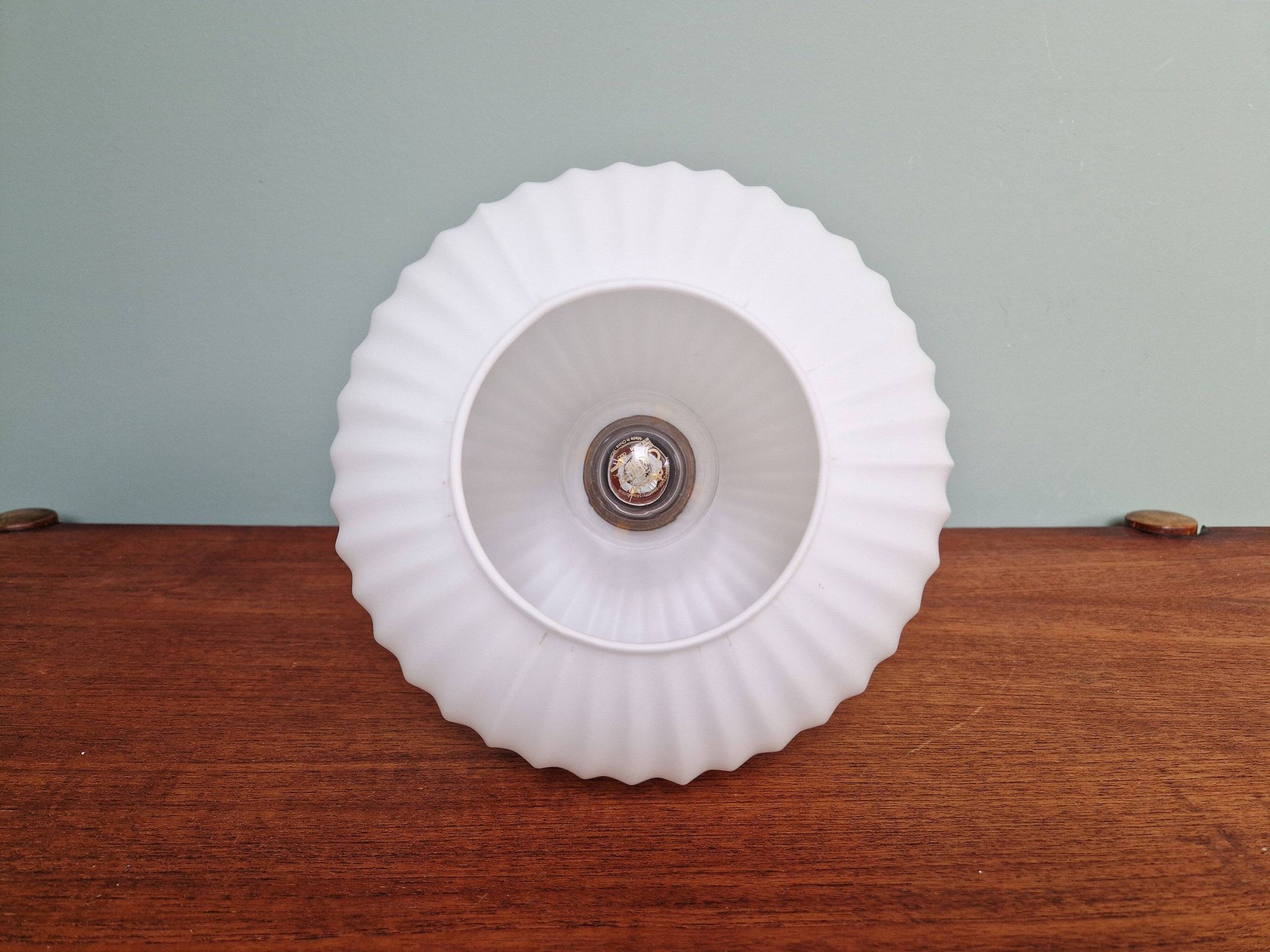 Scandinavian table lamp in teak and frosted white glass, 1960.