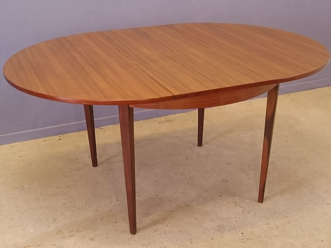 Scandinavian round table feet strung