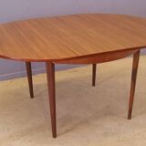 Scandinavian round table feet strung