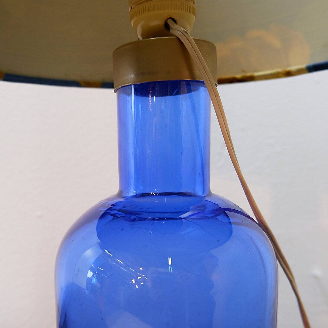 Lampe de table en verre bleu avec abat-jour à fleurs d'origine - années 1960