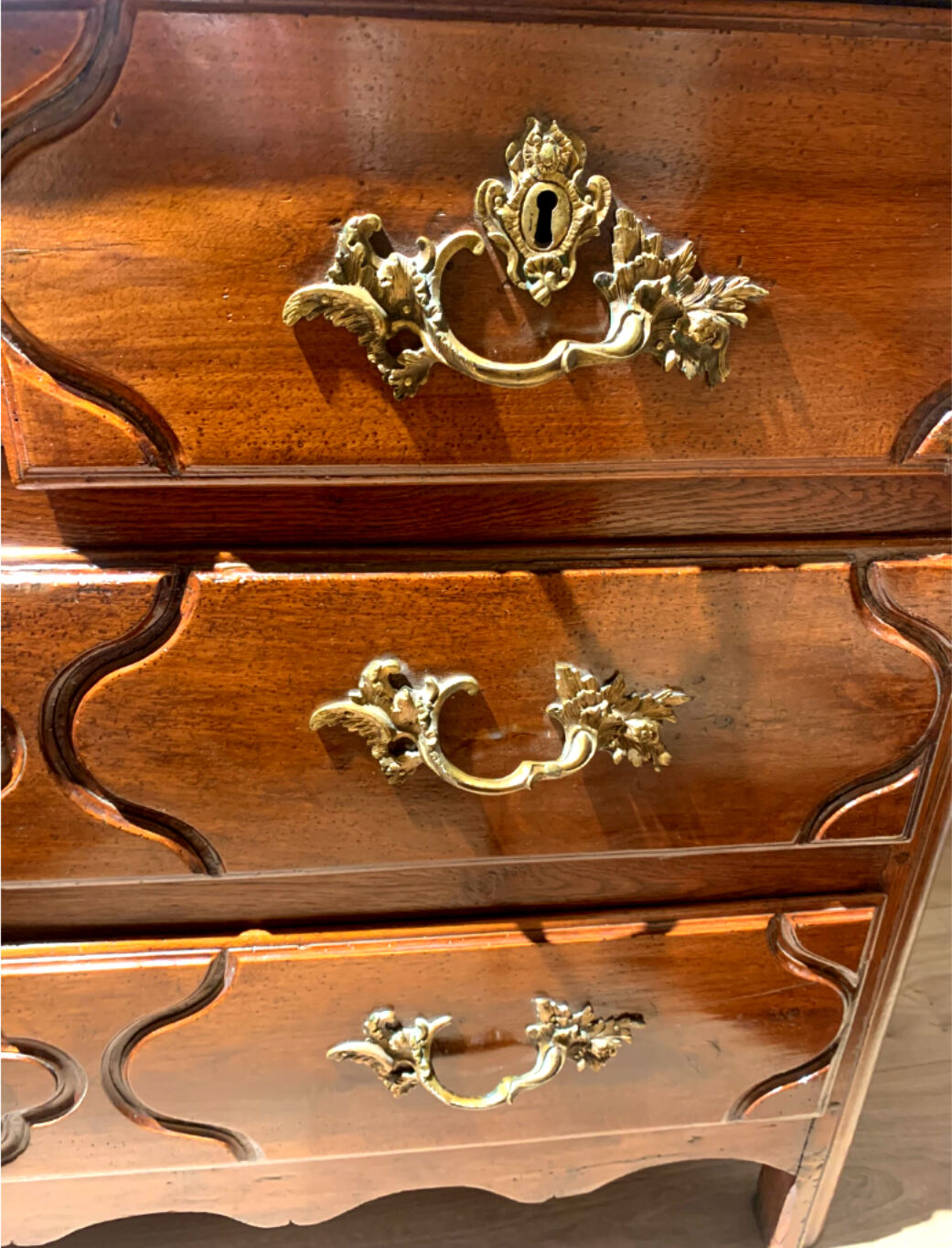 Chest of drawers in walnut eighteenth century