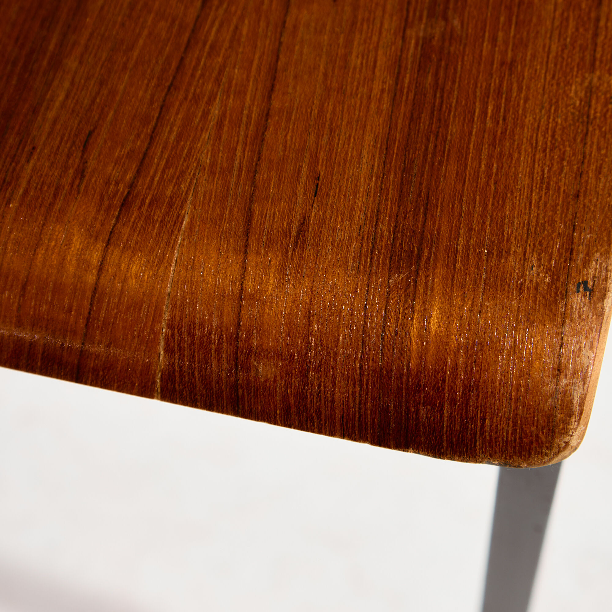 Chaise en teck sur base en métal