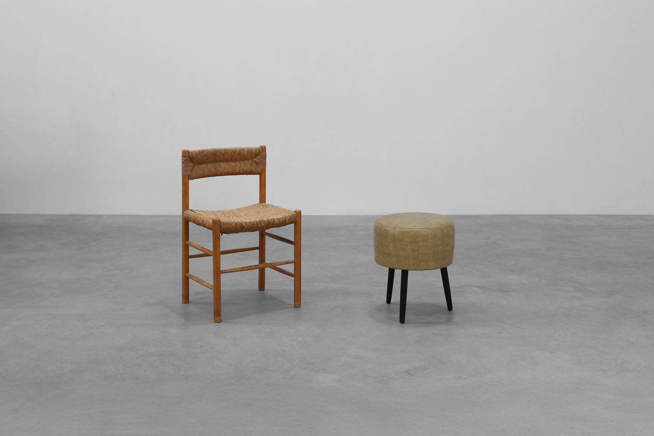 Porte-manteau mural en chêne belge de style Bruegel, milieu du XXe siècle