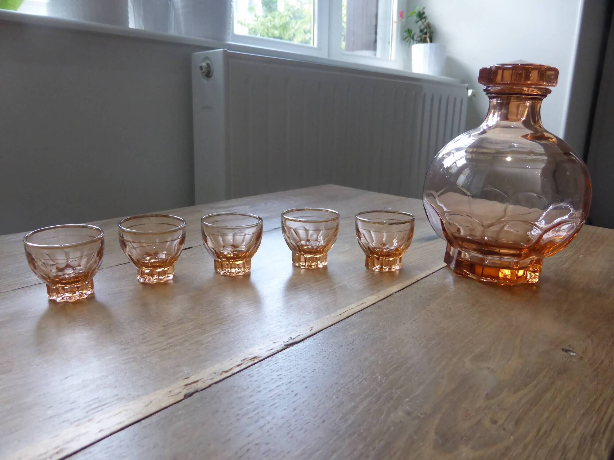Carafe and 5 pink glass liqueur glasses with a gold rim 2008123