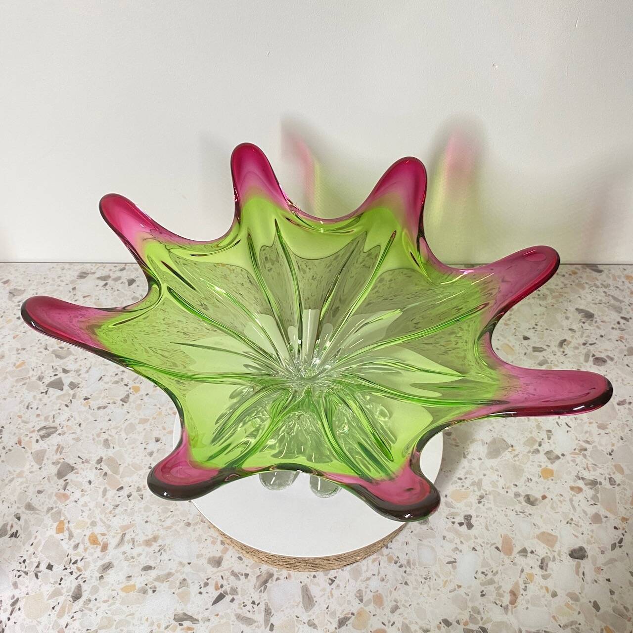 Sunburst shaped Murano centerpiece in lime green & fushsia  - Sommerso
