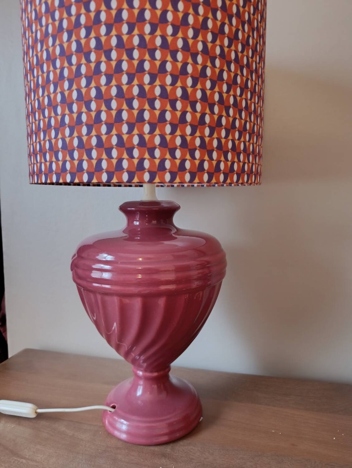 Duo lamp with raspberry ceramic base and vintage print lampshade