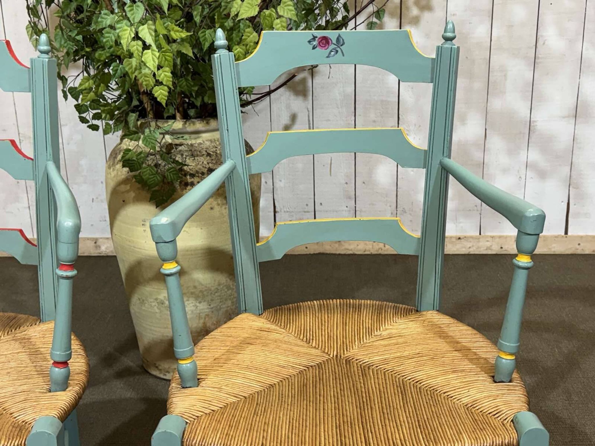 Paire de fauteuils rustiques en hêtre et assises paille