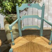 Paire de fauteuils rustiques en hêtre et assises paille