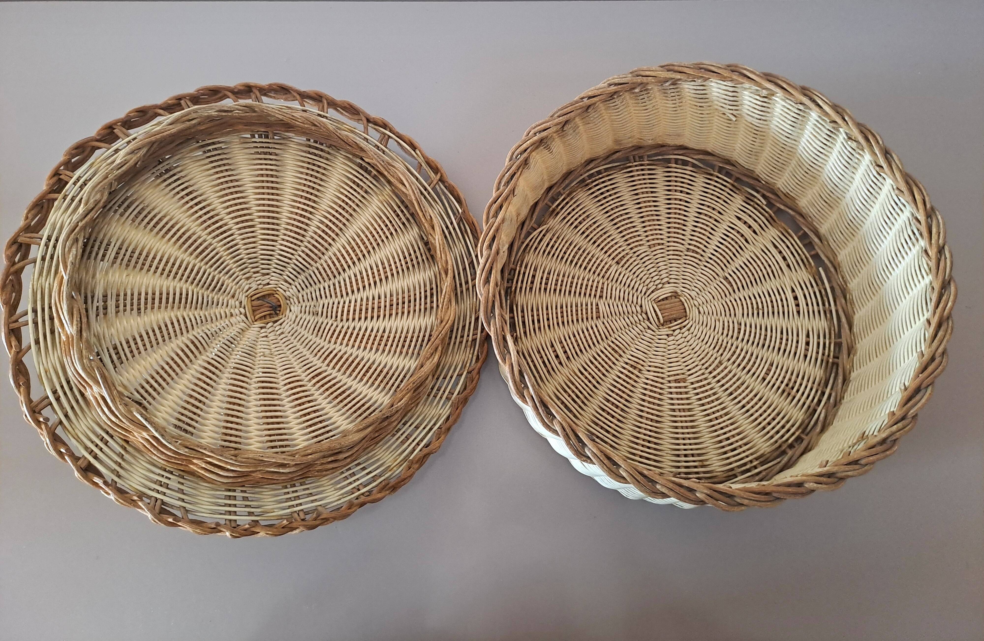Vintage woven wicker basket with lid - Natural crafts