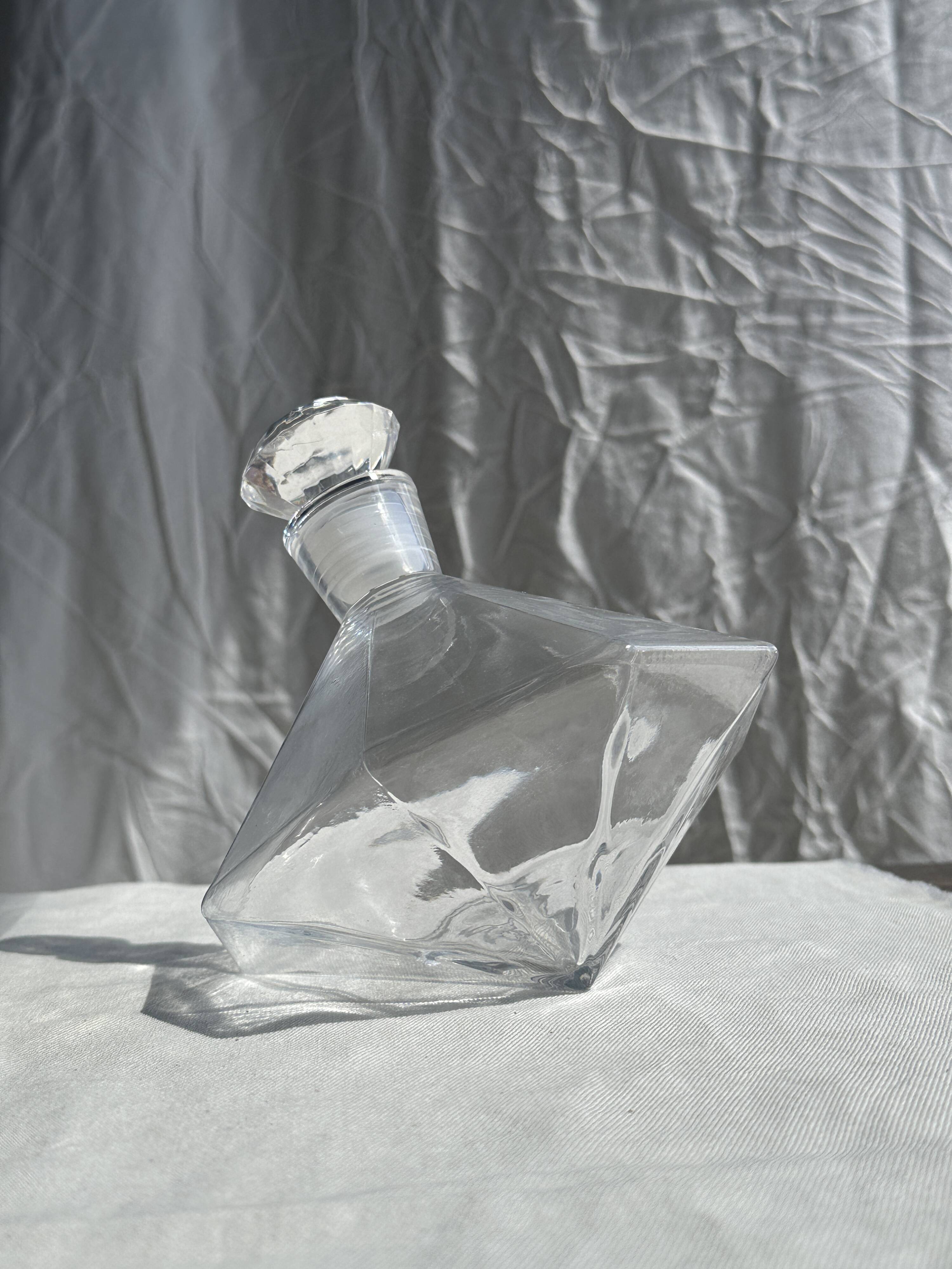 Small geometric carafe with diamond-shaped stopper and its 4 glasses