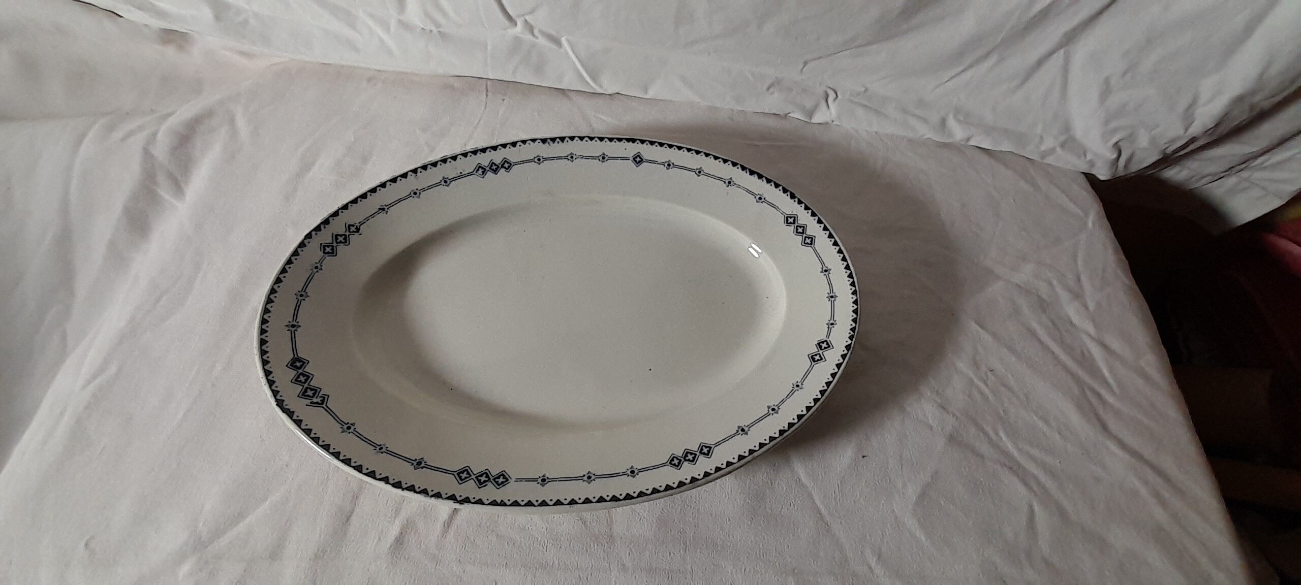 Oval plate in opaque porcelain from Gien model Russia L 34 cm