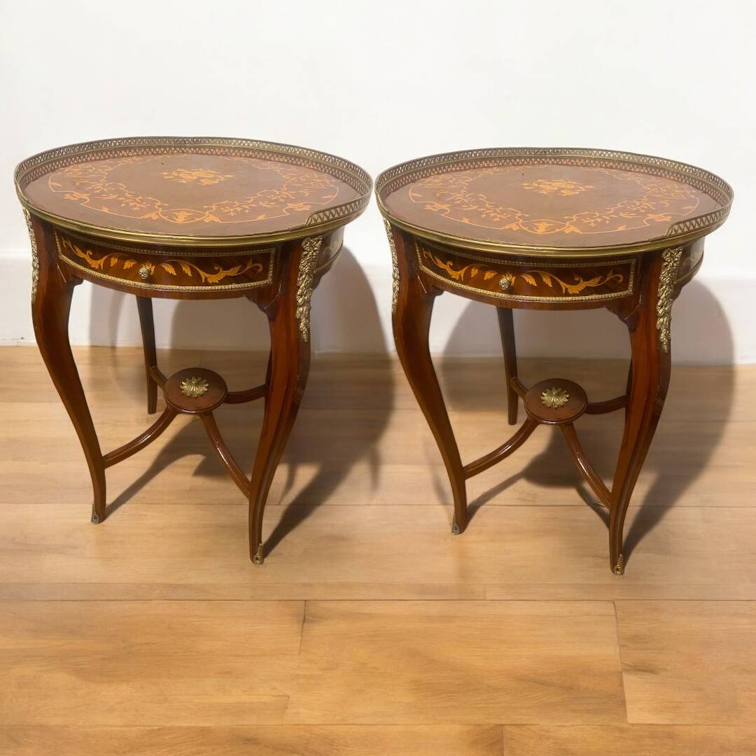 Paire de tables d’appoint Louis XV sculptées en hêtre et bronze, artisanale