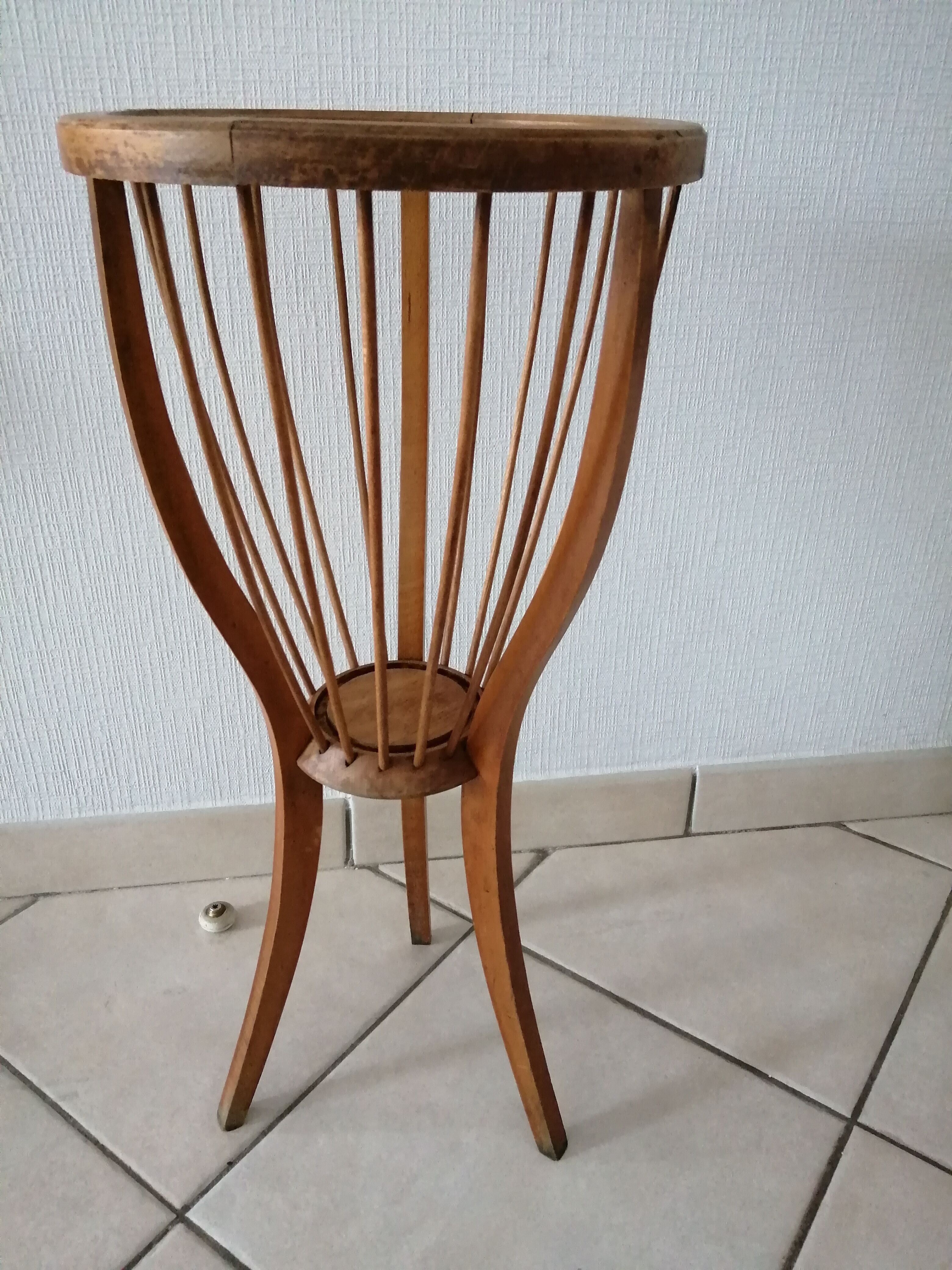 Wood tripod worker