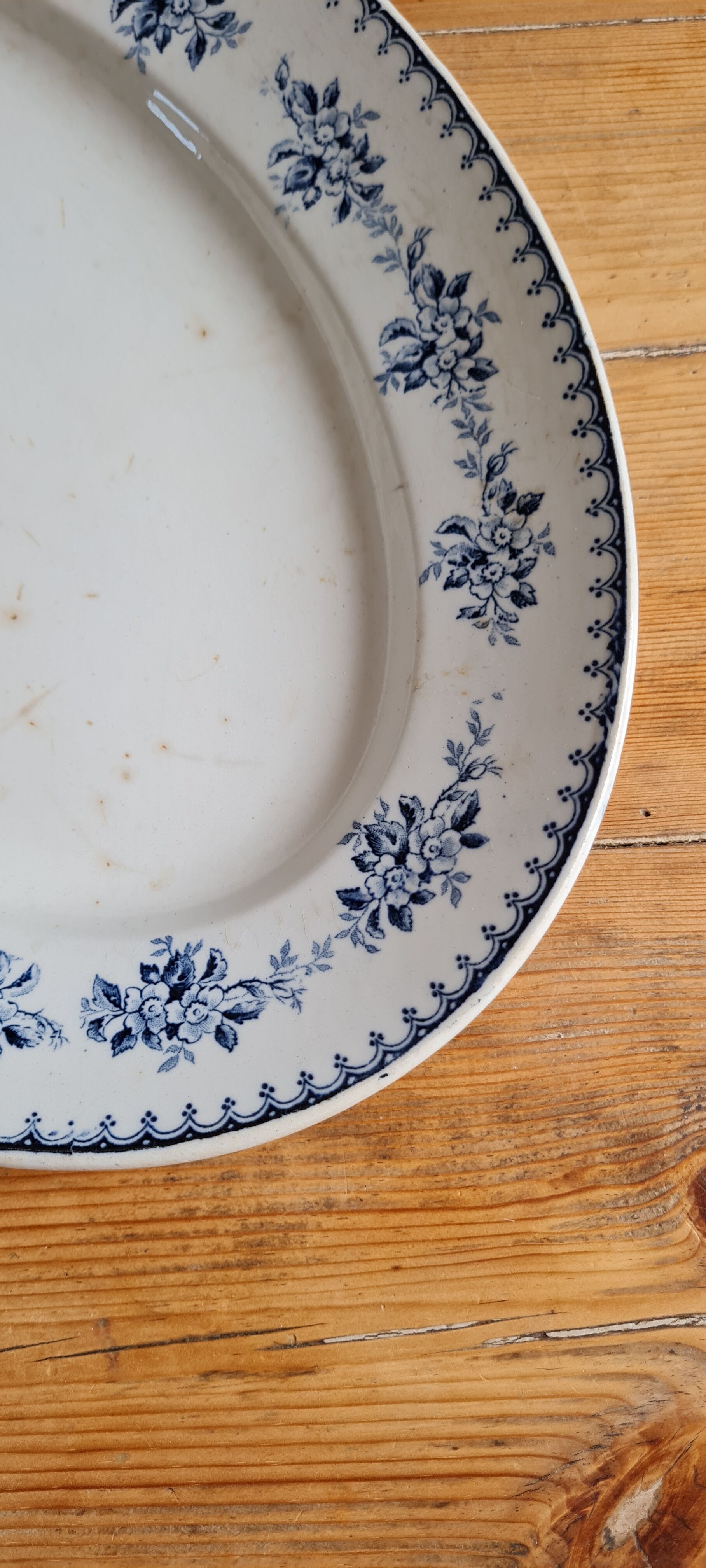 Oval serving dish in iron earth