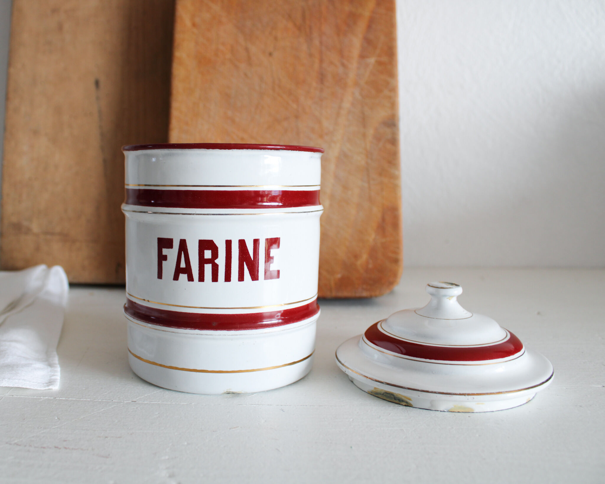 Enamelled metal pot