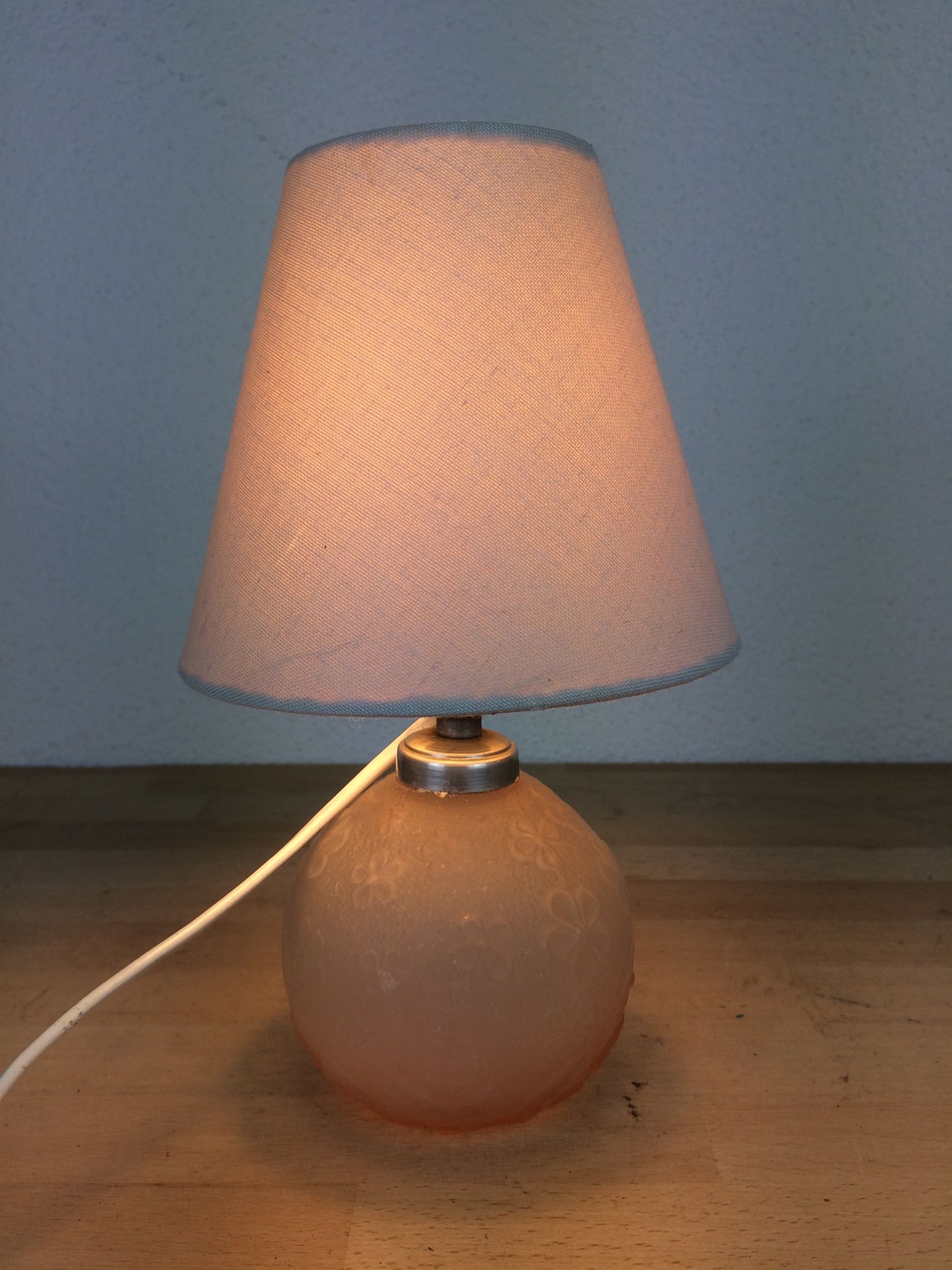 Lampe boule verre rose motif fleurs