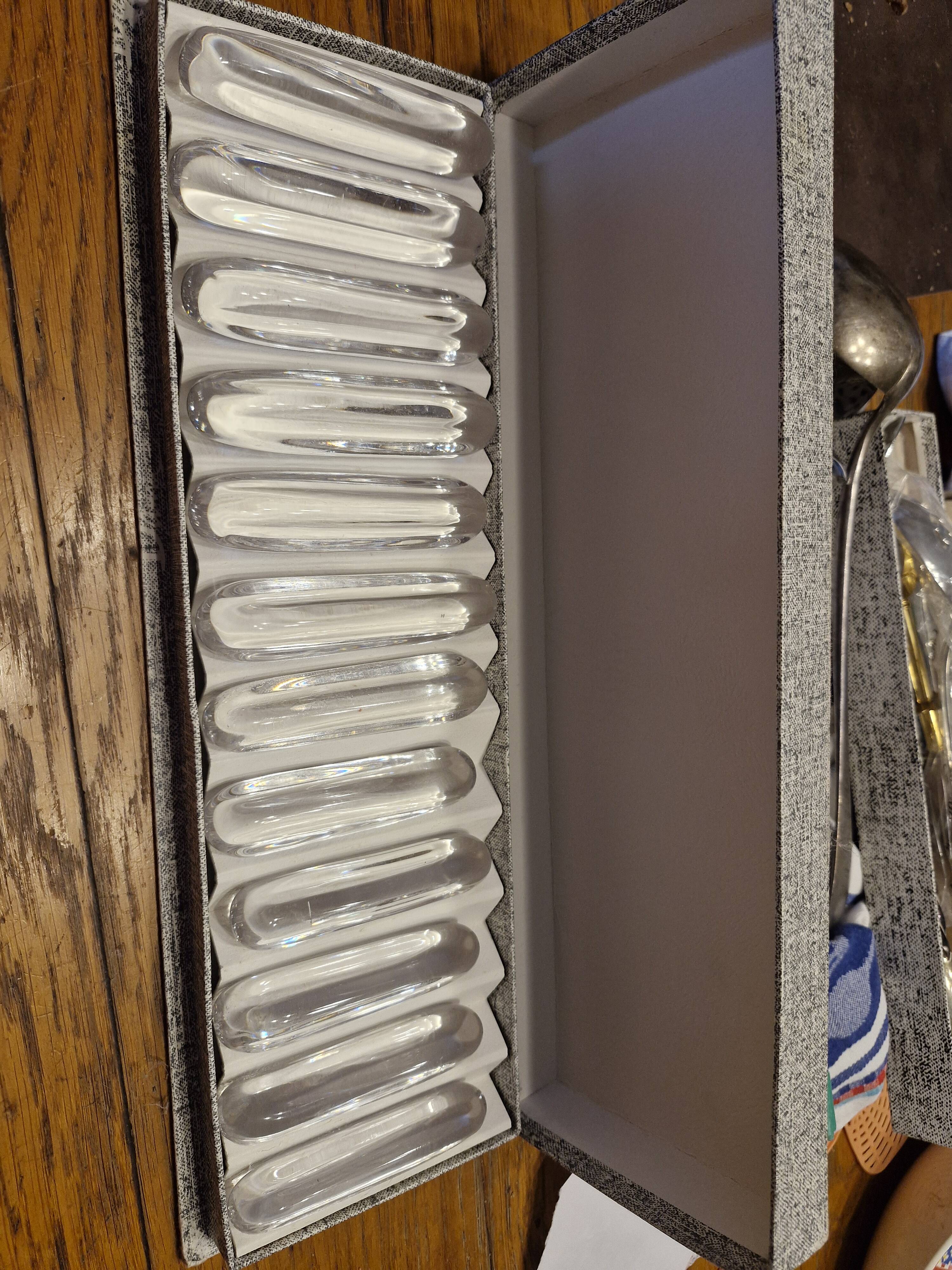 12 knife rests Daum