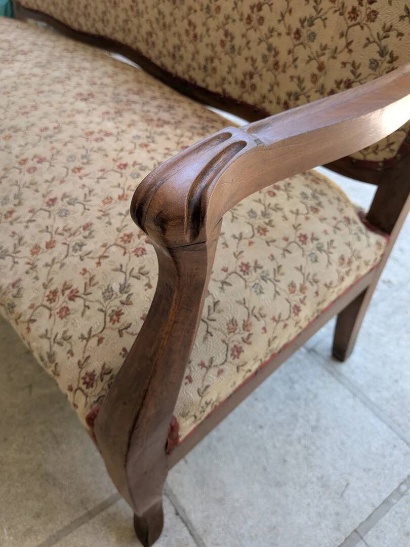 Moulded wooden bench with floral upholstery – Old-fashioned charm