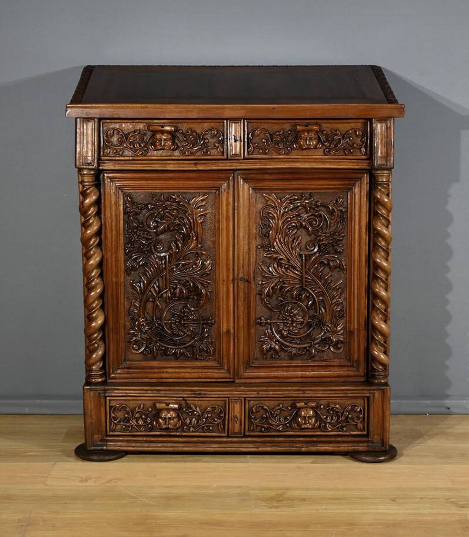 Oratory in solid walnut, Neo-Gothic Renaissance style – Late 19th century