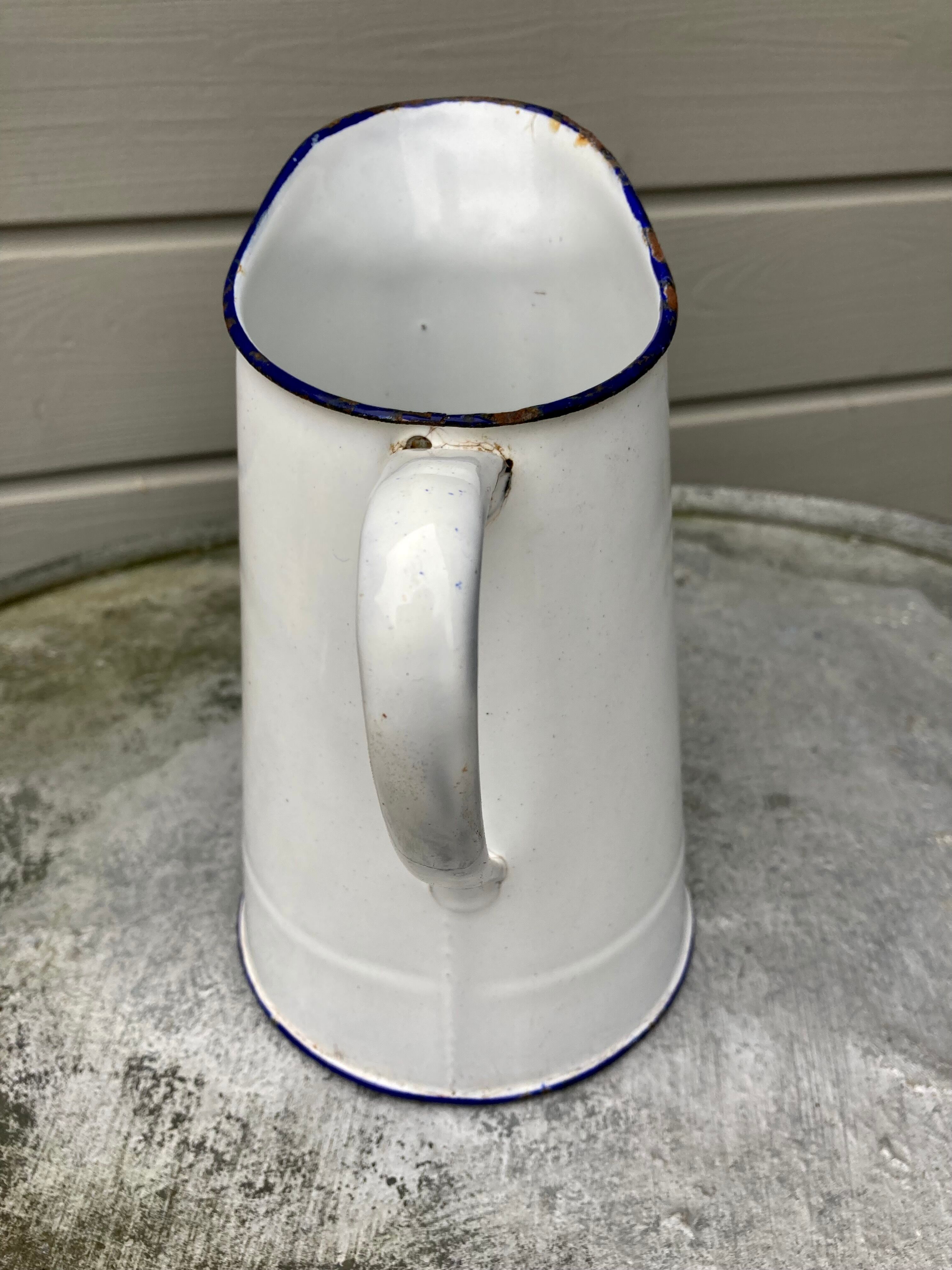 Small white enamelled broc