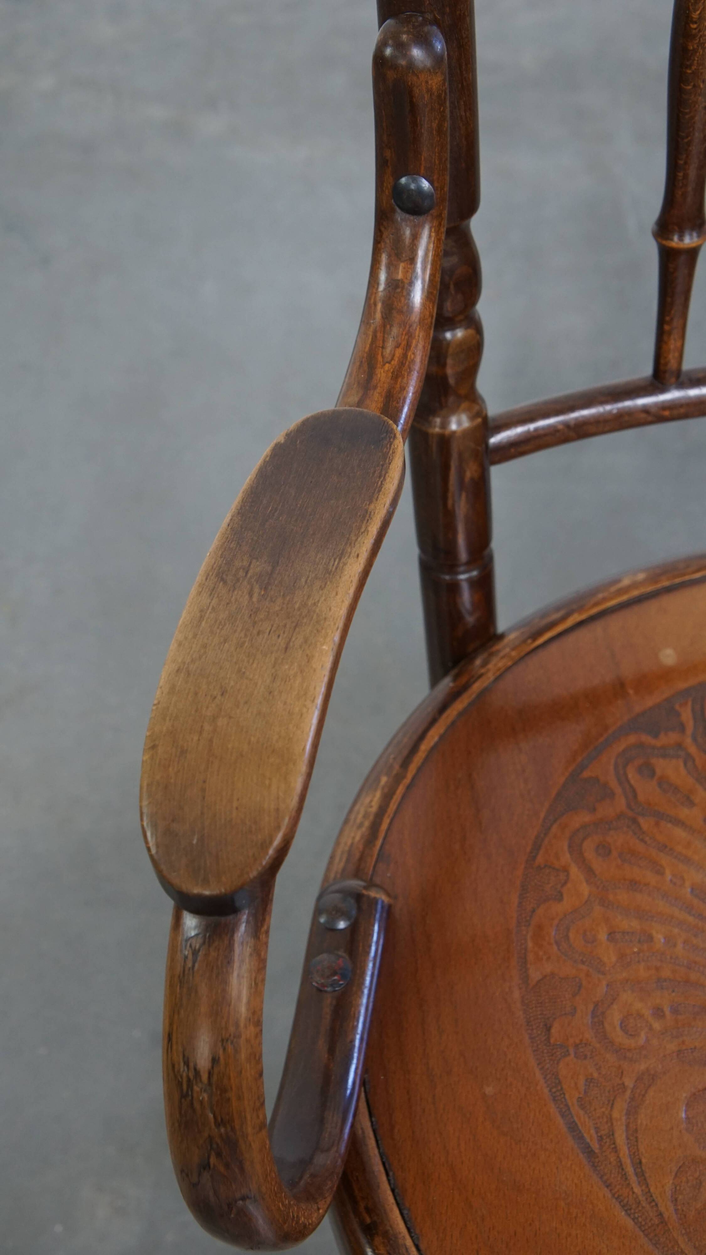 Chaise bistrot ancienne en bois avec accoudoirs